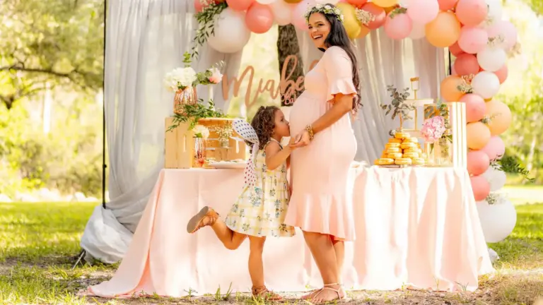 Fetiță și mama ei la o petrecere