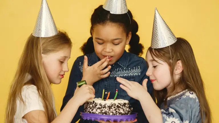 Trei copii la petrecere